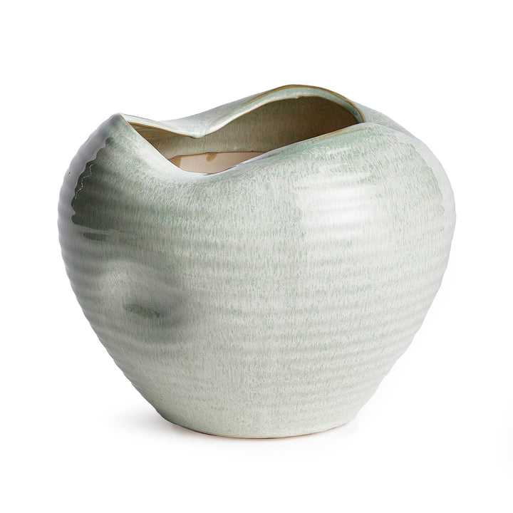 Elsa Vase, Medium