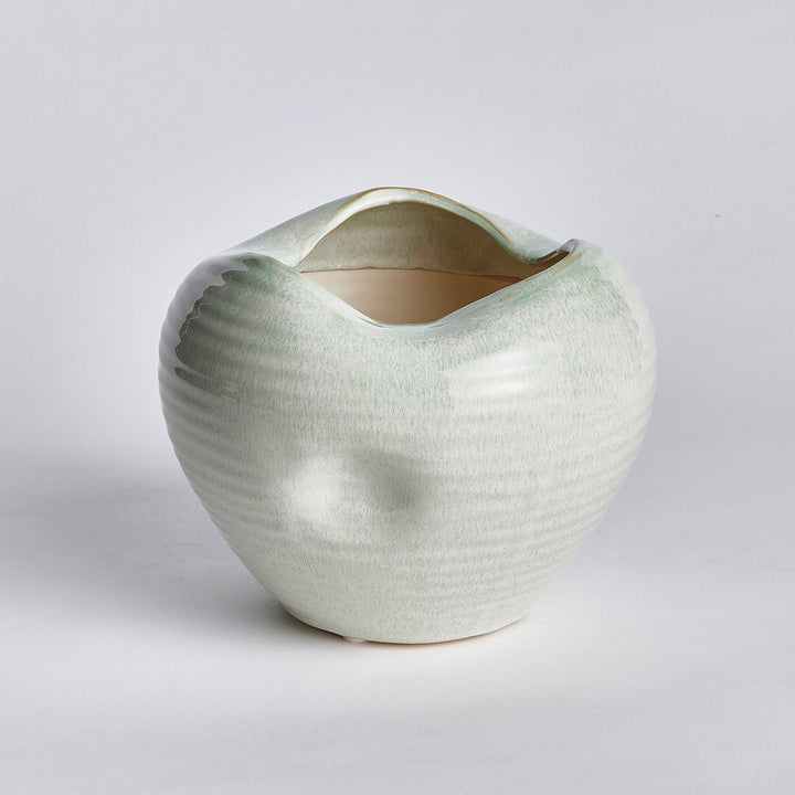 Elsa Vase, Medium