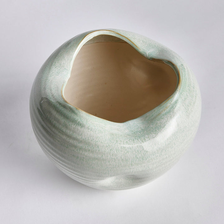 Elsa Vase, Medium