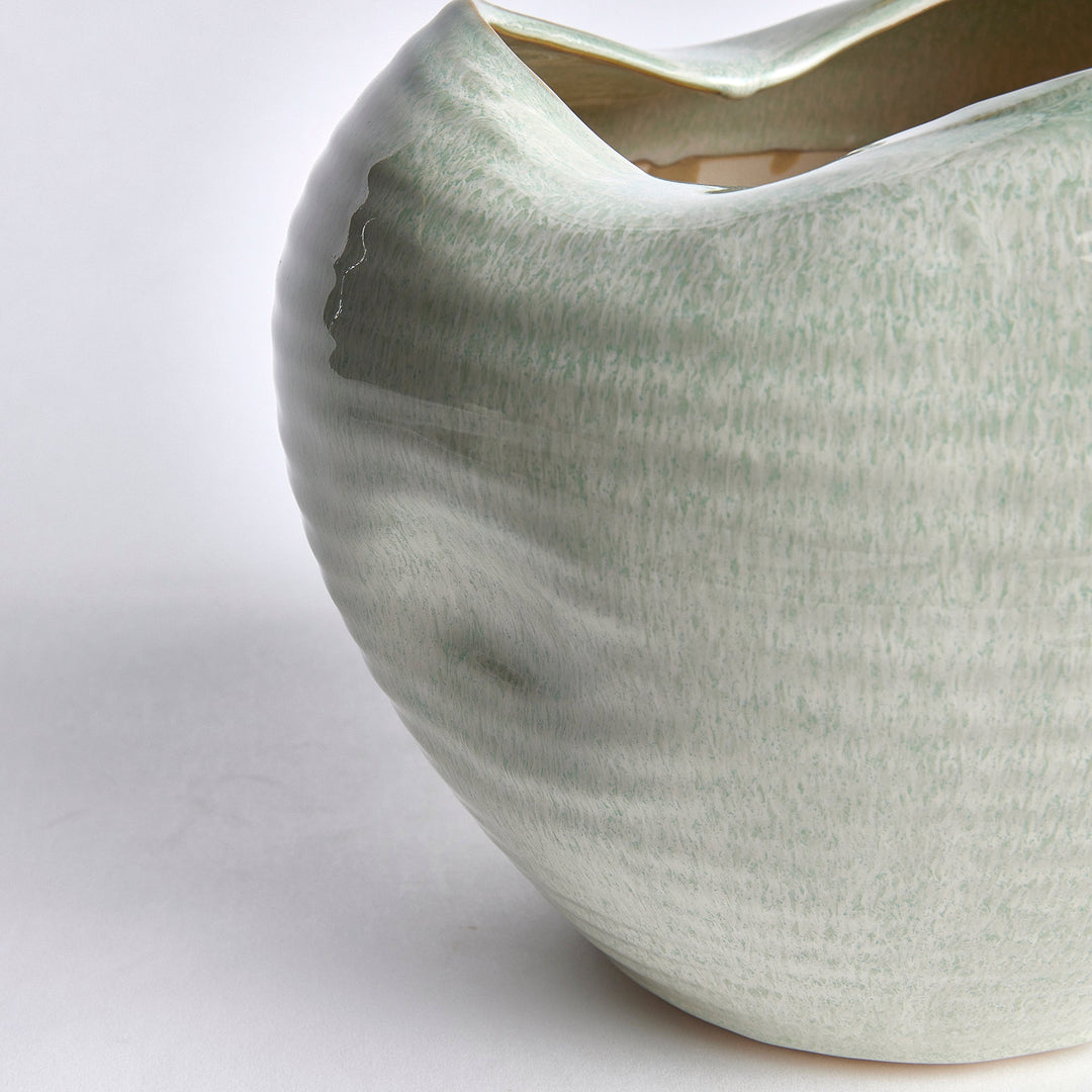 Elsa Vase, Medium