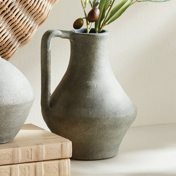 Julian Vase, Large